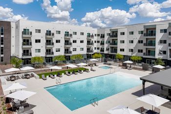 Walk-in pool with lounges